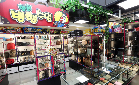 27일 서울 삼성동 스타필드 코엑스몰에 들어선 이마트의 종합잡화점 '삐에로쑈핑' 내부 <이마트 제공>